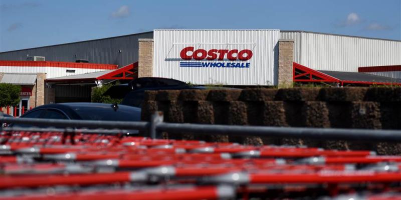 Video shows Costco worker calmly handle customer berating him over mask policy
